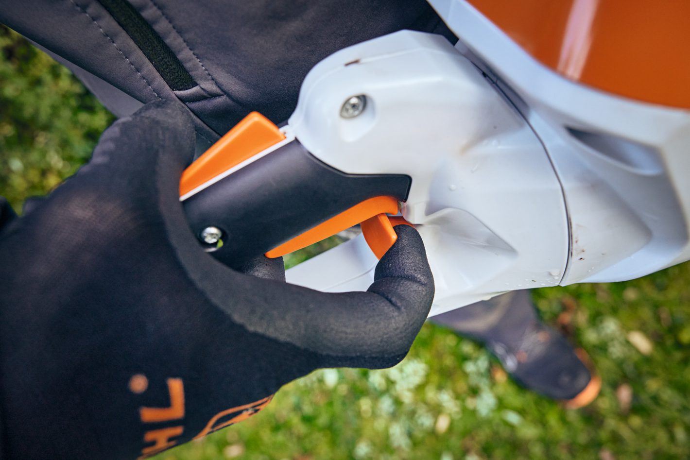 STIHL HSA 100 Battery Hedge Trimmer AP System Skin Only, HSA100