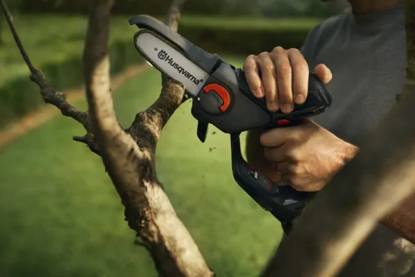 Husqvarna Aspire? Pruner 18V Kit With 2.5Ah Battery and 2.5Ah Charger