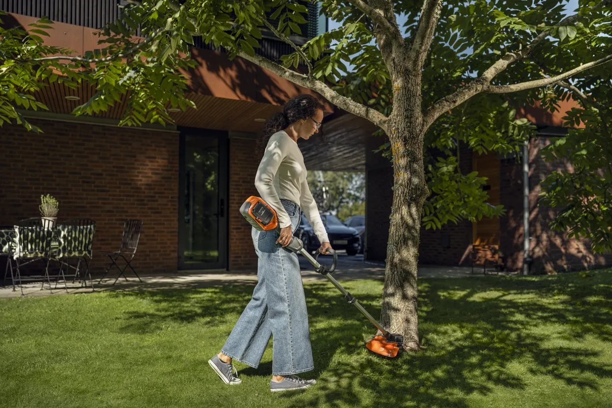 HUSQVARNA 215iL with battery and charger