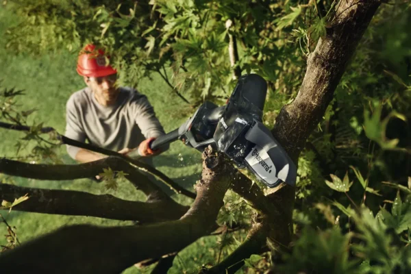 Husqvarna Aspire™ Pruner 18V + Pole Kit With 4.0Ah Battery and 2.5Ah Charger