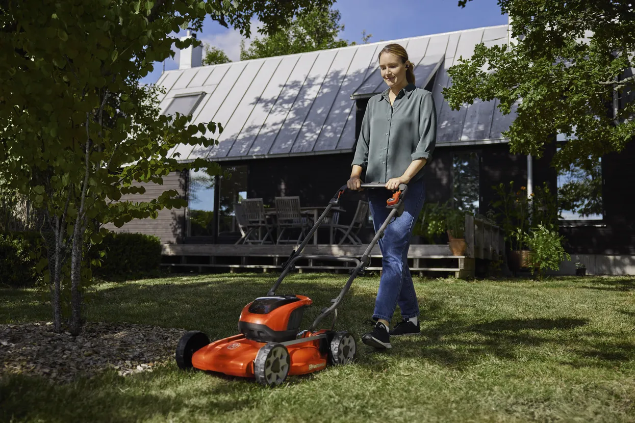 Husqvarna LB 144i with battery and charger battery lawn mover, LB144I
